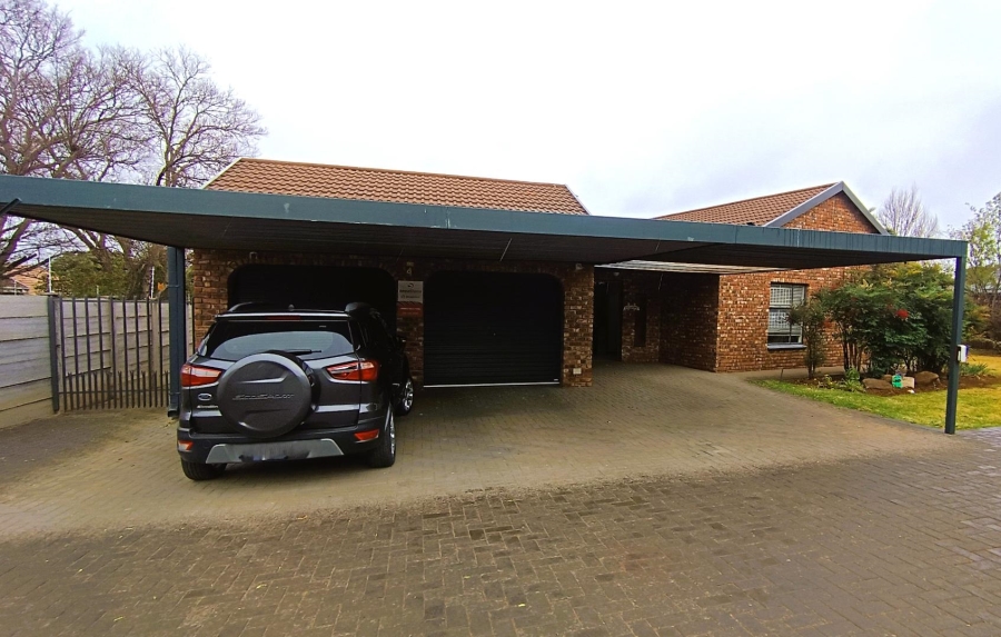 4 Bedroom Property for Sale in Langenhovenpark Free State